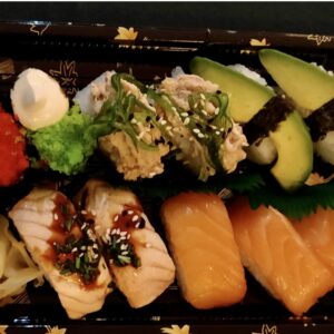 11kpl. 2×avokado nigiri, 3×lohi nigiri, 2×grillattu lohi, 2xtonnikala-merilevä sushi 2×kappelinkaviaari-tuorejuusto sushi